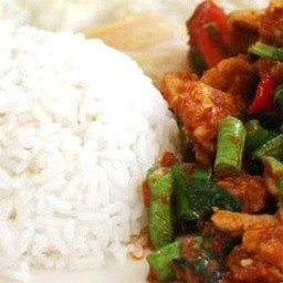ข้าวผัดพริกแกงใส่ถั่วฝักยาว