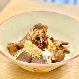 ก๋วยเตี๋ยวต้มยำไก่ตุ๋น ( แห้ง )