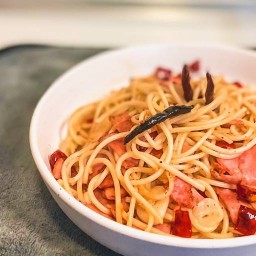 เหลี่ยม สปาเก็ตตี้ & กะเพราพริกแห้ง