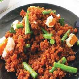 ปลาดุกฟูผัดพริกขิงไข่เค็ม