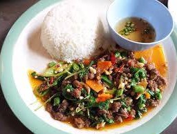 กระเพราเนื้อราดข้าว