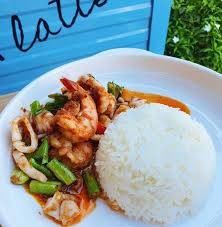 ข้าวผัดพริกแกงกุ้ง