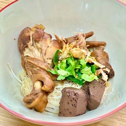 ก๋วยเตี๋ยวไก่ตุ๋น ( แห้ง )