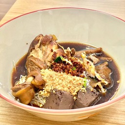 ก๋วยเตี๋ยวต้มยำไก่ตุ๋น ( น้ำ )