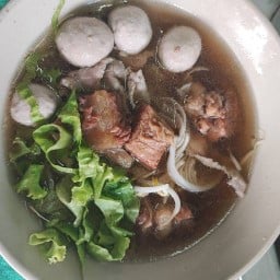 ก๋วยเตี๋ยวเนื้อ หยกแสง (ลูกชิ้นทำเองมากกว่า 60 ปี)