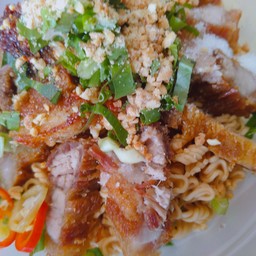 บะหมี่แห้งต้มยำหมูกรอบ