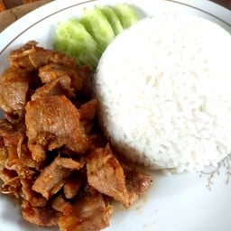 ข้าวหมูทอดกระเทียมพริกไทย
