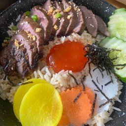 ข้าวผัดกระเทียมเนื้อย่างจิ้มแจ่วไข่ดอง