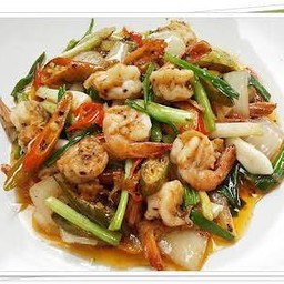 หมึก+กุ้ง ผัดพริกไทยดำ