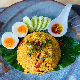 ข้าวผัดแกงคั่วปูใบชะพูไข่ต้ม