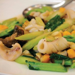 ผัดคะน้าปลาหมึกไข่เค็ม