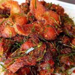 ปลาผัดพริกแกง