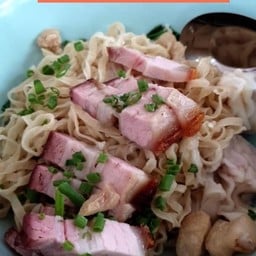 บะหมี่เกี๊ยว หมูกรอบ