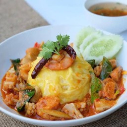 ข้าวไข่ข้นเครื่องแกงหมู