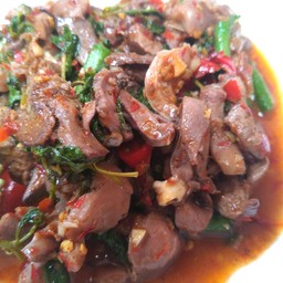 ผัดกระเพราเครื่องในไก่หอมๆ