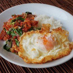 ข้าวกระเพราเบคอน+ไข่ดาว