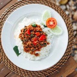 ข้าวกระเพราเนื้อสับพริกแห้ง+ไข่ดาว