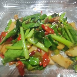 ผัดผักคะน้าไฟแดงราดข้าว