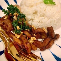 mm's kitchen (เส้นหมี่คั่วพริกเกลือ หมูทอดกระเทียม เพชรเกษม93)