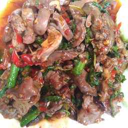 ผัดกระเพราเครื่องในไก่ราดข้าว