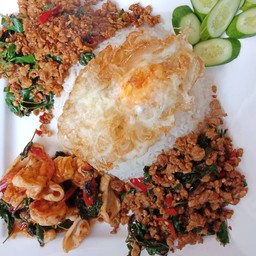 กระเพราถาดกินทั้งตำบล