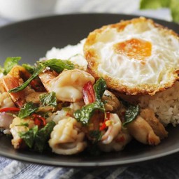 ข้าวกระเพราทะเล+ไข่ดาว