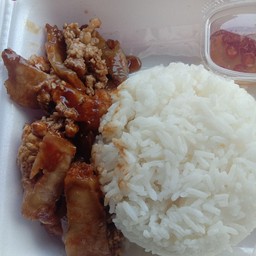 ข้าวหมูกรอบหวาน  ราดข้าว