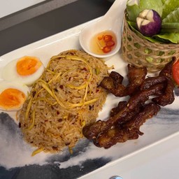 ข้าวผัดน้ำพริกตาแดงหมูทอด+ไข่ต้ม
