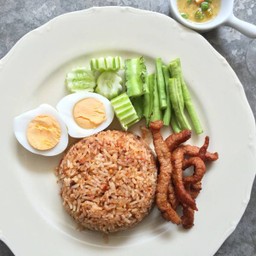 ข้าวผัดน้ำพริกตาแดงเนื้อทอด+ไข่ต้ม