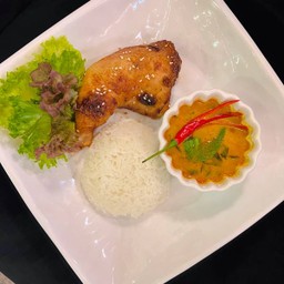 ข้าวหน้าแกงเผ็ดไก่ย่างไข่ต้ม