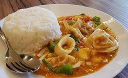 หมึกผัดไข่เค็ม ราดข้าว