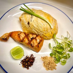 ผัดไทวุ้นเส้นห่อไข่แซลม่อน