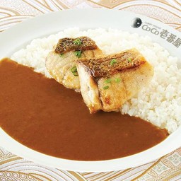 ข้าวแกงกะหรี่สเต๊กปลากะพง