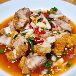 ครัวคุณเเม่ หมูกรอบ อาหารตามสั่ง ผัดไทยซอสมะขาม หน้าละโว้