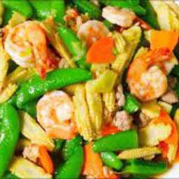 ผัดผักรวมกุ้งเป็นกับข้าว