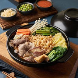 ก๋วยเตี๋ยวชาบูน้ำดำเนื้อพร้อมทาน