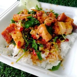 กะเพราหมูสับ+หมูกรอบ ราดข้าว