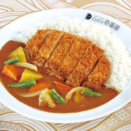 ข้าวแกงกะหรี่หมูชุบเกล็ดขนมปังทอดและผักรวม