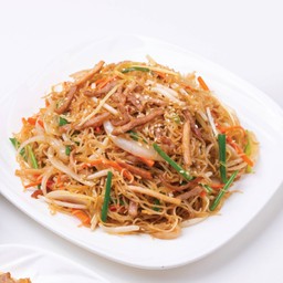 เส้นหมี่ผัดแห้งสามสหาย (หมูกรอบ หมูแดง และแครอท) (S)