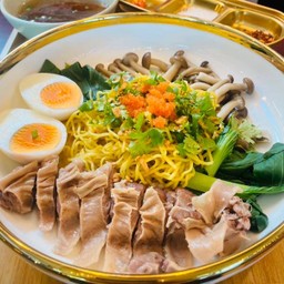 บะหมี่หมูตุ๋นทรงพลัง