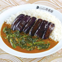 ข้าวแกงกะหรี่มะเขือม่วงและผักโขม