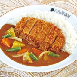 ข้าวแกงกะหรี่หมูชุบเกล็ดขนมปังทอดและผักรวม