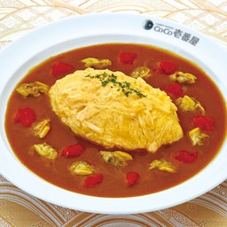 ข้าวแกงกะหรี่หน้าไข่ หอยลายและมะเขือเทศสับ