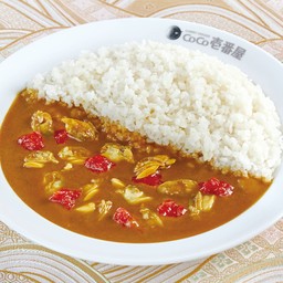 ข้าวแกงกะหรี่หอยลายและมะเขือเทศสับ