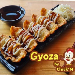 เกี๊ยวซ่าไส้หมู หรือไส้ไก่ ราดซอสเกาหลีและมายองเนส