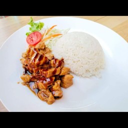 ข้าวหมูกระเทียมพริกไทย