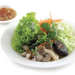 ก๋วยเตี๋ยวบกเส้นใหญ่ข้าวกล้องเต้าหู้ทอดและเห็ด (Flat brown rice noodle, tofu and mushrooms with spicy Thai dressing)