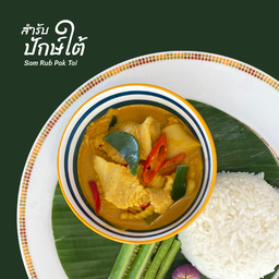 แกงคั่วหมูสามชั้นยอดมะพร้าวราดข้าว