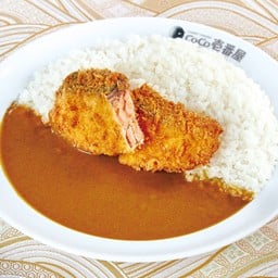 ข้าวแกงกะหรี่ปลาแซลมอนชุบเกล็ดขนมปังทอด