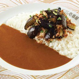 ข้าวแกงกะหรี่มะเขือม่วงและไก่สับ